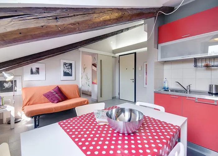 Accogliente Mansarda A Porta Nuova 아파트 *